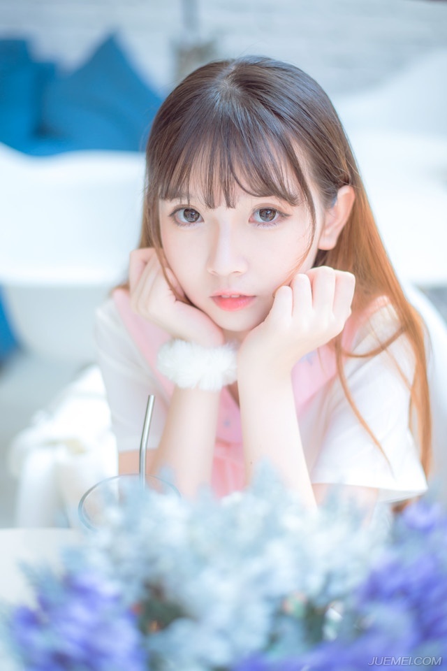 我喊他，没人应。只我一人，站在荒郊野地里。